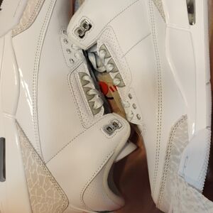 Jordan Men's White and Cream Retro Basketball Sneakers